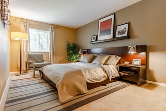 Wilshire Towers Apartments in Bloomingdale, IL - Building Photo - Interior Photo