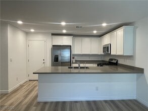 10719 Burton Grove Ave in Las Vegas, NV - Building Photo - Building Photo