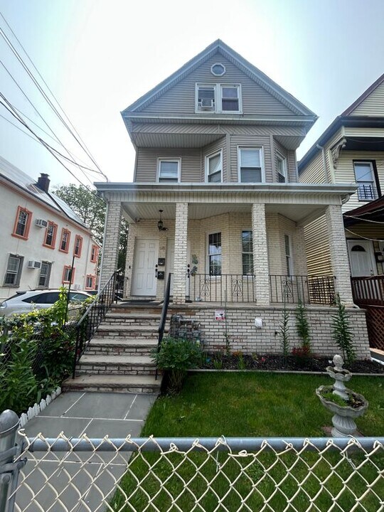 581 Monroe Ave in Elizabeth, NJ - Building Photo