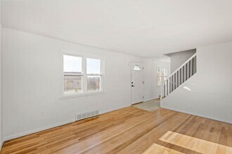 142 Gardenia Dr in Turtle Creek, PA - Building Photo - Building Photo