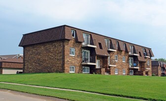2796 Willow Dr in Bettendorf, IA - Building Photo
