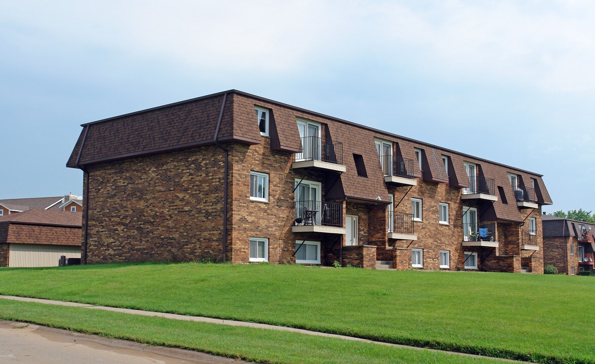 2796 Willow Dr in Bettendorf, IA - Building Photo