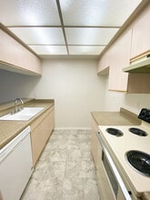 Woodman Oaks Apartments in Sherman Oaks, CA - Foto de edificio - Building Photo