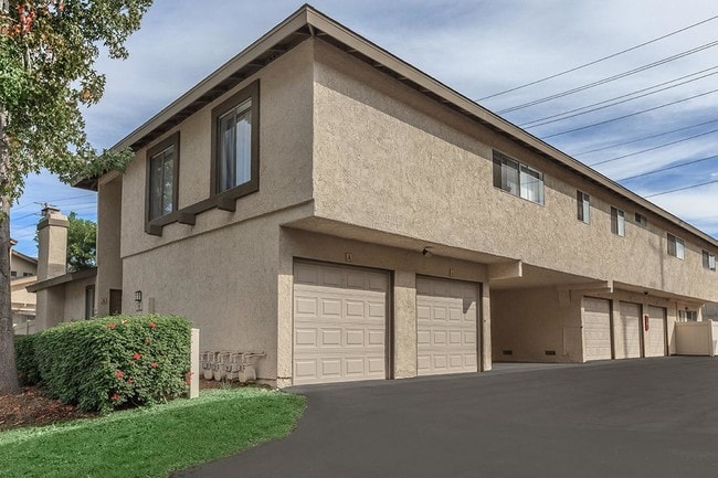 Ridgewood Village Apartment Homes in Orange, CA - Foto de edificio - Building Photo
