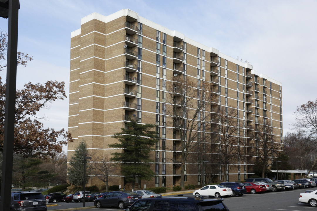 Idylwood Towers in Falls Church, VA - Building Photo