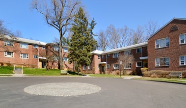 Cedar Hill Garden in Irvington, NY - Foto de edificio - Building Photo