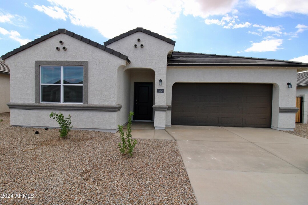 1555 E Fletcher Dr in Casa Grande, AZ - Foto de edificio