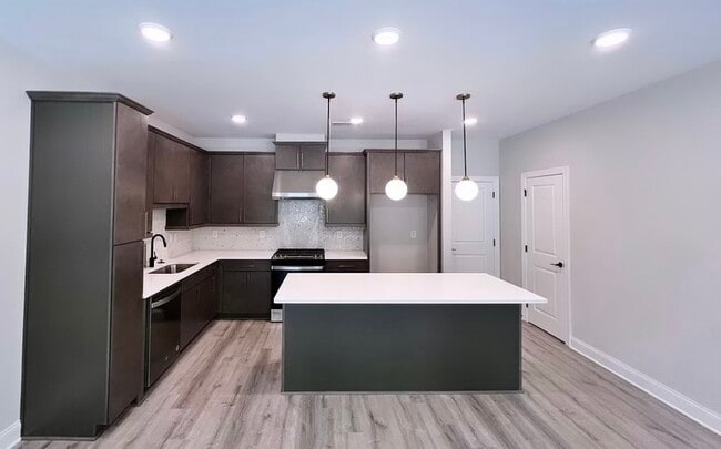 2422 Lakeshore Ln in Atlanta, GA - Building Photo - Building Photo