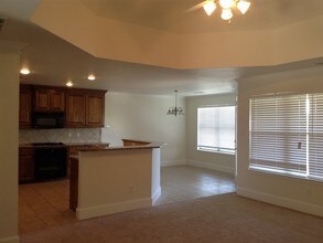 1827 Leann Ln in Irving, TX - Foto de edificio - Building Photo