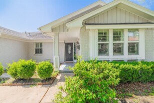 14127 Woodthorpe Ln in Houston, TX - Building Photo