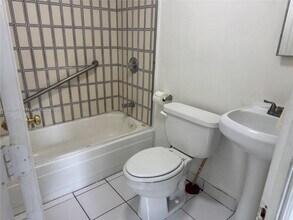 1423 Wiley St-Unit -Cottage in Hollywood, FL - Foto de edificio - Building Photo