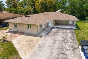 5826 Algiers St in Ft. Myers, FL - Building Photo