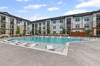 Peak at 1385 in Aubrey, TX - Foto de edificio - Building Photo