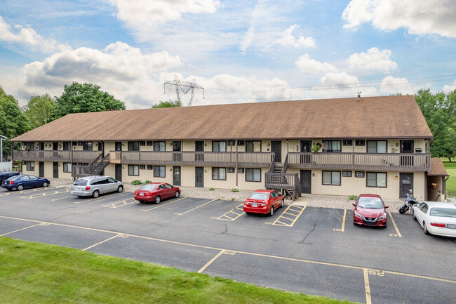 1360 Melanie Dr in Uniontown, OH - Foto de edificio - Building Photo