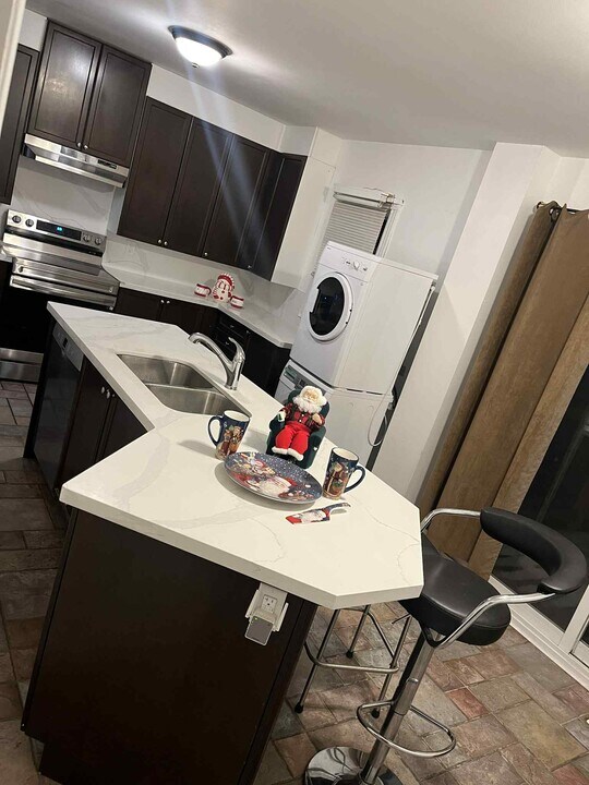 2299 Wiseman Crt in Mississauga, ON - Building Photo