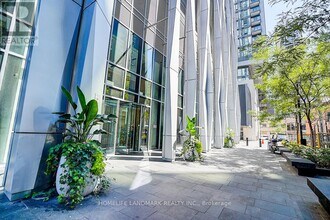 1 Yorkville Ave in Toronto, ON - Building Photo - Building Photo