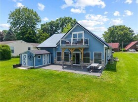 13 E Edgewater Dr in Fulton, NY - Building Photo