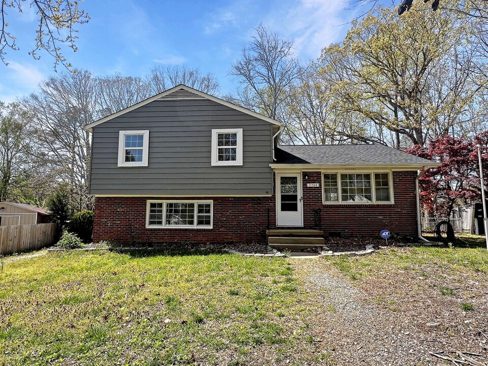 2704 Susten Ct in Richmond, VA - Foto de edificio