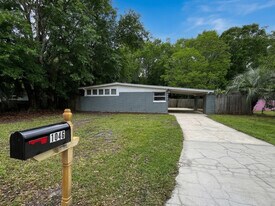 1046 Le Brun Dr in Jacksonville, FL - Building Photo