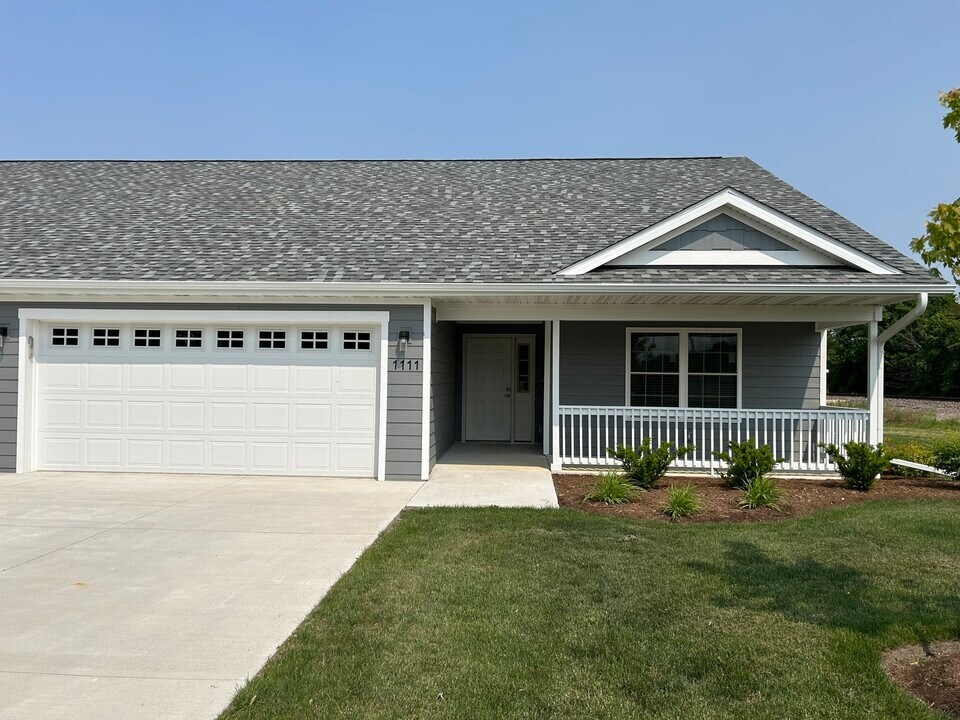 1111 S 2nd St in Oregon, IL - Building Photo
