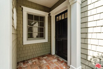 12111 Greenock Ln in Los Angeles, CA - Foto de edificio - Building Photo