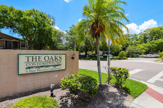 The Oaks Condominiums in Tampa, FL - Building Photo - Building Photo