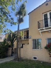 4213 8th Ave in Los Angeles, CA - Foto de edificio - Building Photo