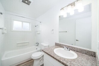 7582 SW Hunziker Rd in Portland, OR - Building Photo - Building Photo