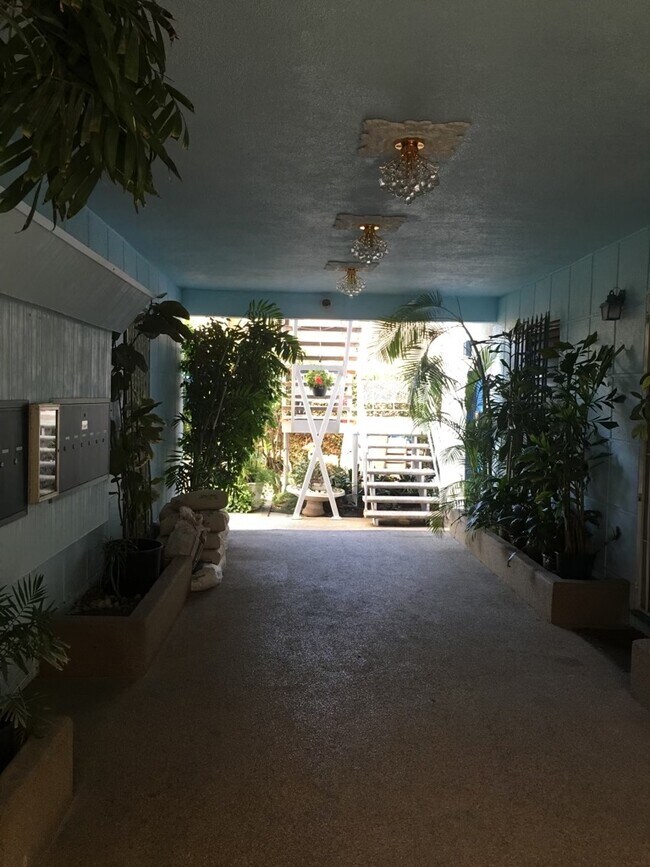 4505 Santa Rosalia Dr in Los Angeles, CA - Foto de edificio - Building Photo