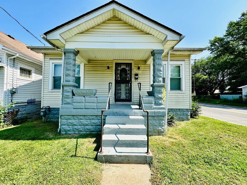 2101 W Lee St in Louisville, KY - Building Photo