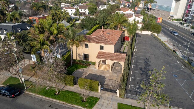 6111 San Vicente Blvd in Los Angeles, CA - Foto de edificio - Building Photo
