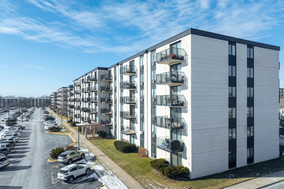 Terrace Square Condominiums in Niles, IL - Building Photo