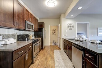 Maywood Apartments in Champaign, IL - Foto de edificio - Building Photo