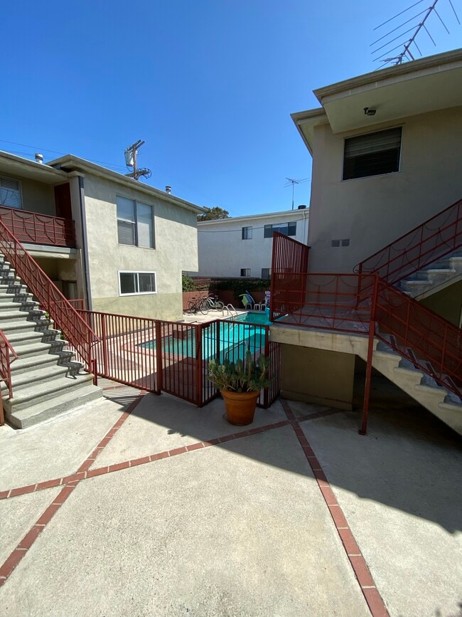 940 S Venice Blvd, Unit 8 in Los Angeles, CA - Foto de edificio - Building Photo