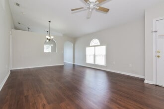 5919 Lake Front Dr in Wesley Chapel, FL - Building Photo - Building Photo
