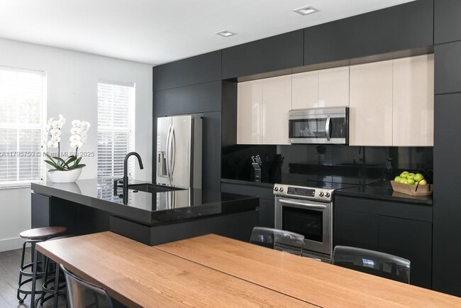 10727 NW 75th Ter in Doral, FL - Building Photo - Building Photo