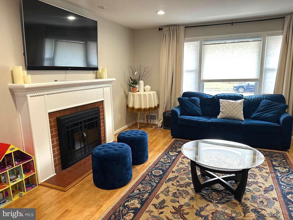 8140 Drayton Ln in Springfield, VA - Building Photo