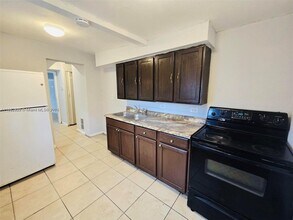 2724 NW 7th St in Fort Lauderdale, FL - Building Photo - Building Photo