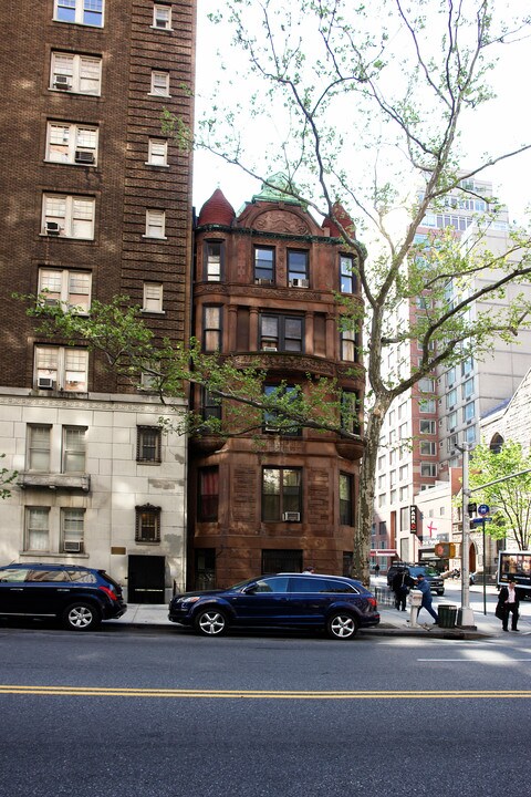 560 West End Ave in New York, NY - Building Photo