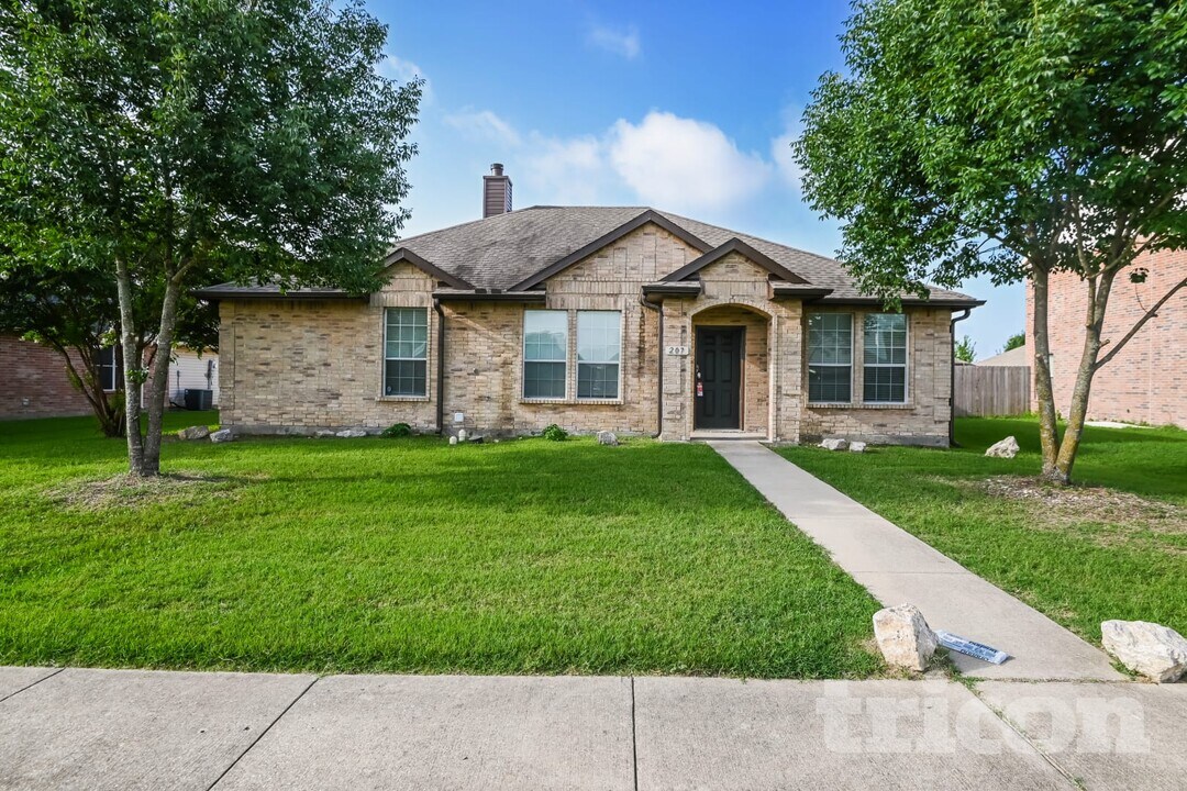 207 Moonlight Dr in Red Oak, TX - Building Photo