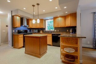 1180 N Rd in Sunderland, VT - Building Photo