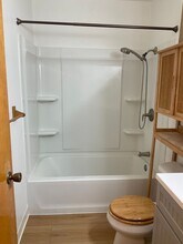 327 Bassett St in Petaluma, CA - Foto de edificio - Building Photo