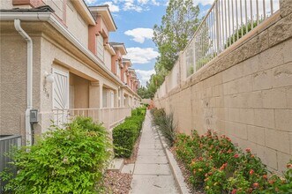 1315 Silver Sierra St in Las Vegas, NV - Foto de edificio - Building Photo