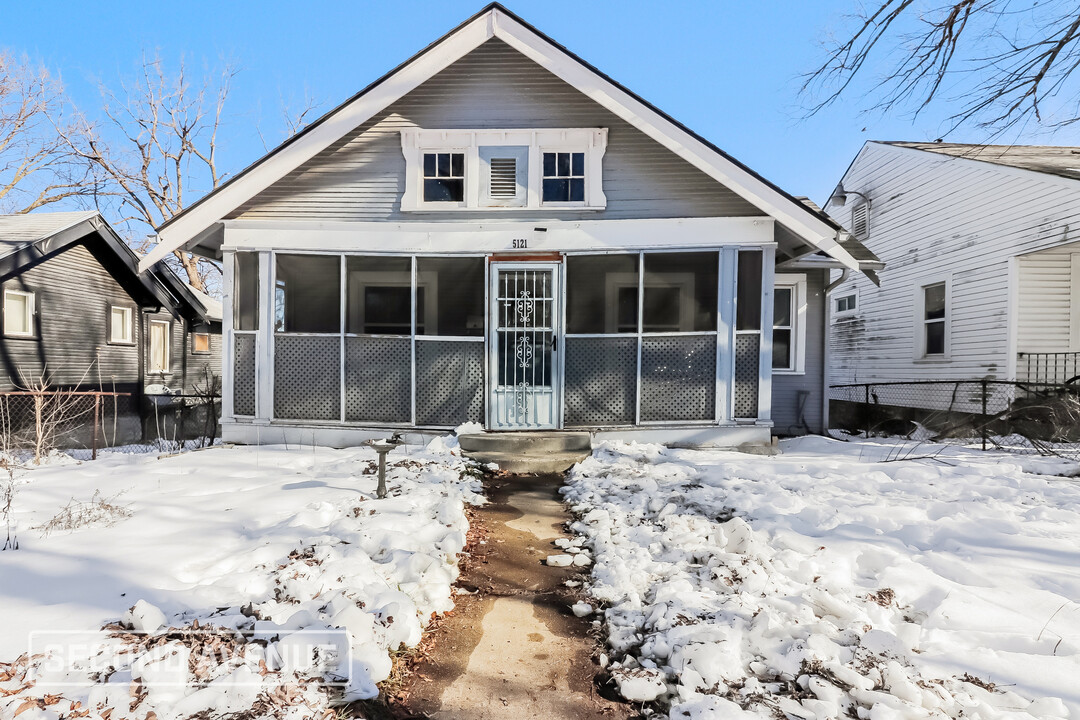 5121 Agnes Ave in Kansas City, MO - Foto de edificio