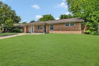 2539 Hillsboro Ave in Dallas, TX - Building Photo - Building Photo