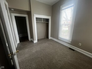 499 E Main St in Greenwood, IN - Foto de edificio - Building Photo