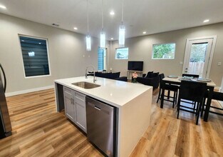 8113 Esther Acres Ln in Houston, TX - Building Photo - Building Photo