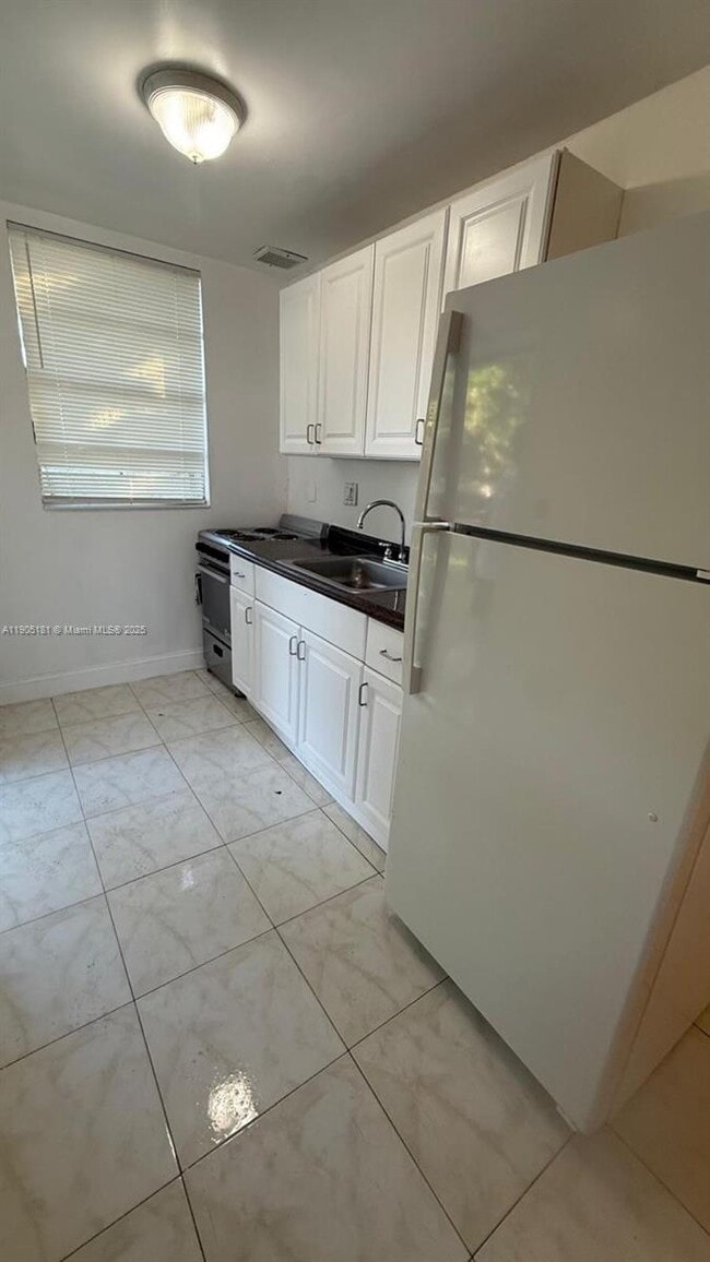 2127 Cleveland St in Hollywood, FL - Foto de edificio - Building Photo