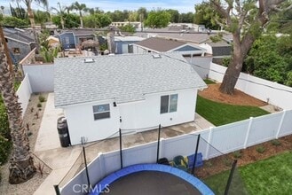 18924 Sylvan St in Los Angeles, CA - Foto de edificio - Building Photo