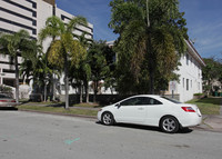 Santillane Apartments in Coral Gables, FL - Foto de edificio - Building Photo